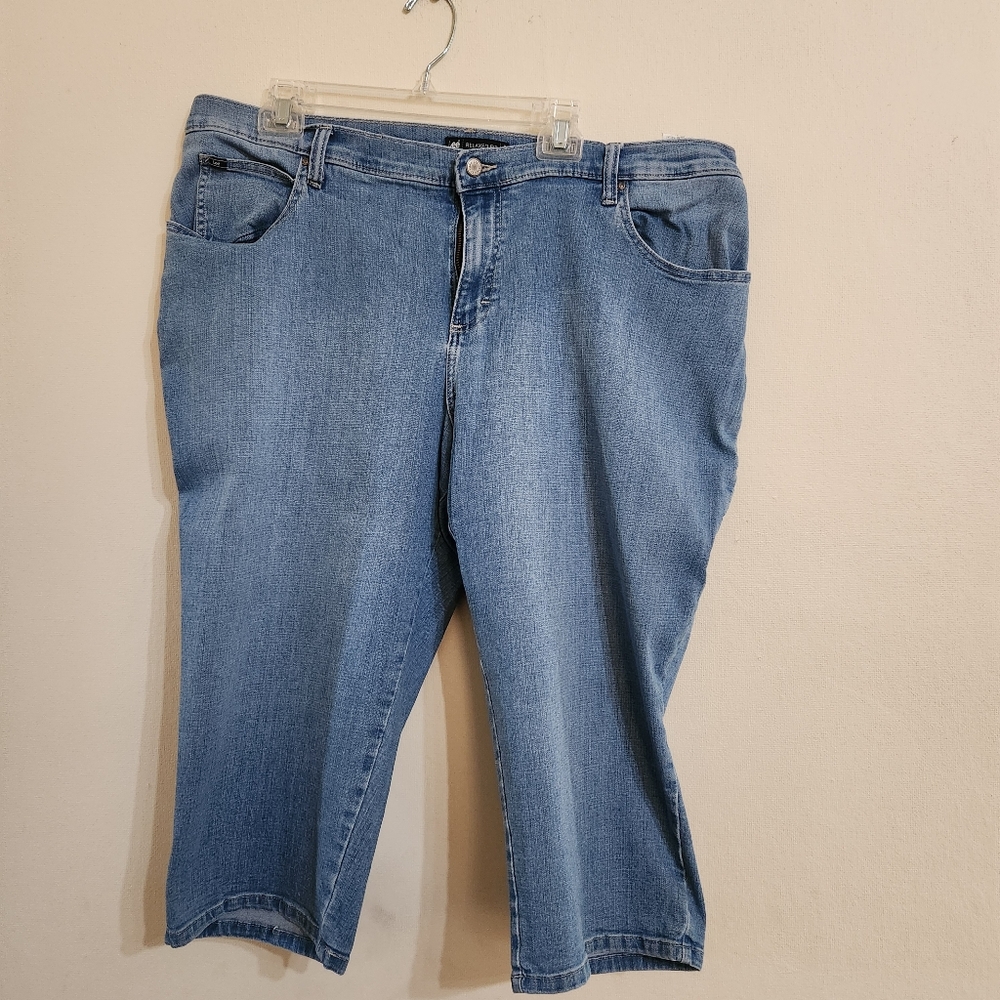 Lee Light Blue Cropped Women’s Capris. 20W